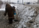 Обь: Дорожники блокировали снегом проход к переходному мосту 